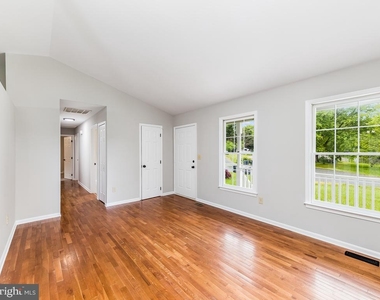 11802 Oakdale Court - Photo Thumbnail 24