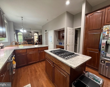 10004 Manor Place - Photo Thumbnail 8