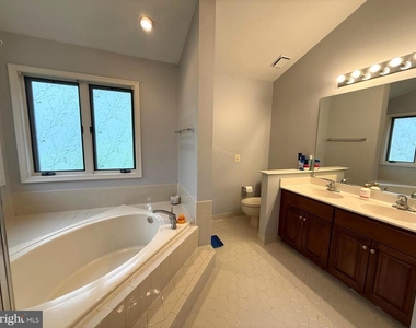 10004 Manor Place - Photo Thumbnail 17