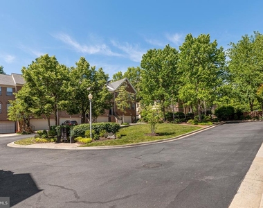 102 Lounsbury Place - Photo Thumbnail 22