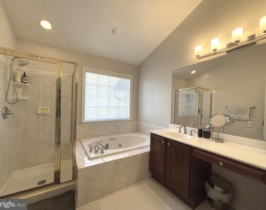 102 Lounsbury Place - Photo Thumbnail 10