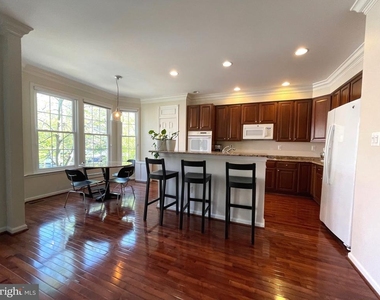 102 Lounsbury Place - Photo Thumbnail 4