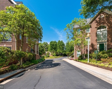 102 Lounsbury Place - Photo Thumbnail 21