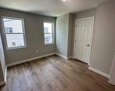 2723 Sears Street - Photo Thumbnail 2