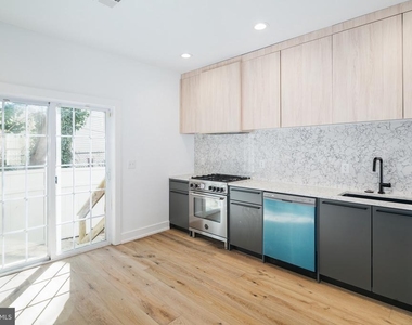 1532 Catharine Street - Photo Thumbnail 1