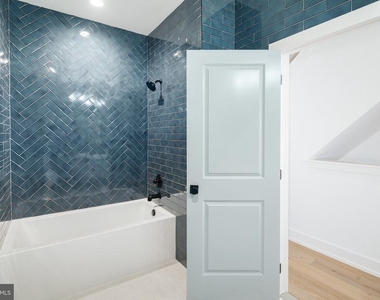 1532 Catharine Street - Photo Thumbnail 2
