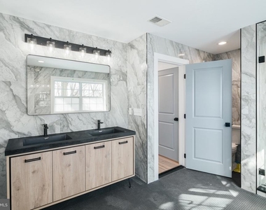 1532 Catharine Street - Photo Thumbnail 4