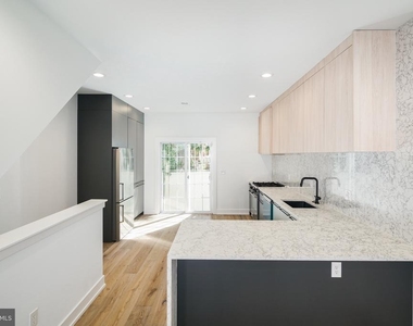 1532 Catharine Street - Photo Thumbnail 6