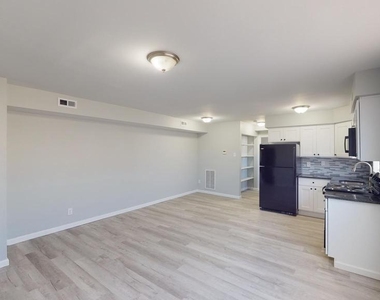 910 Gateway Boulevard - Photo Thumbnail 10