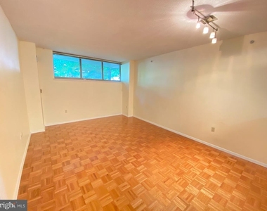 7111 Woodmont Avenue - Photo Thumbnail 6