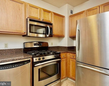 7111 Woodmont Avenue - Photo Thumbnail 4