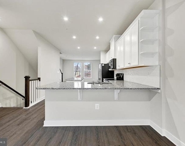 815 Lennox Street - Photo Thumbnail 10