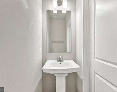815 Lennox Street - Photo Thumbnail 9
