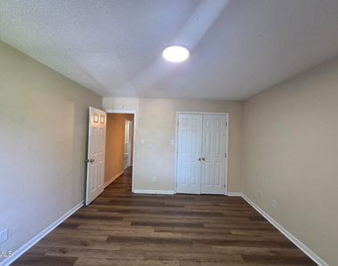 906 W Chatham Street - Photo Thumbnail 5
