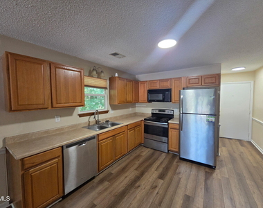 906 W Chatham Street - Photo Thumbnail 2