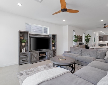 4020 Airport Blvd - Photo Thumbnail 4