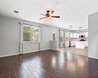 2704 Greenlee Dr - Photo Thumbnail 5