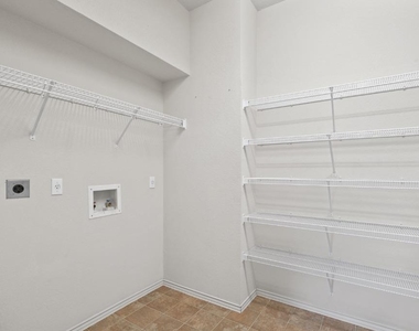 2704 Greenlee Dr - Photo Thumbnail 14
