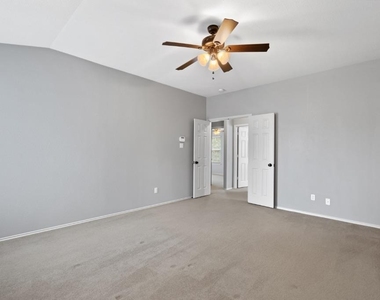 2704 Greenlee Dr - Photo Thumbnail 16