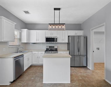 2704 Greenlee Dr - Photo Thumbnail 9