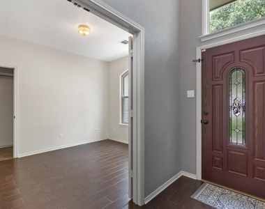 2704 Greenlee Dr - Photo Thumbnail 3