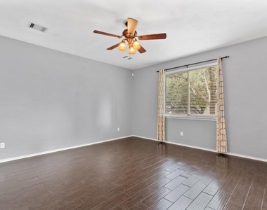 2704 Greenlee Dr - Photo Thumbnail 7