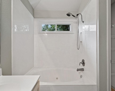 2704 Greenlee Dr - Photo Thumbnail 18