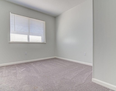 5703 Gloucester Ln - Photo Thumbnail 8