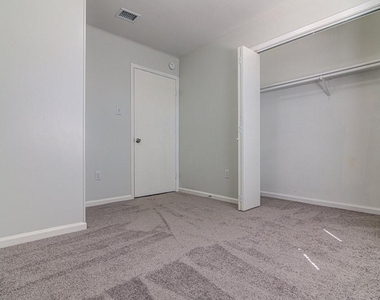 5703 Gloucester Ln - Photo Thumbnail 9