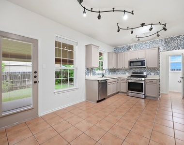 1136 Beechwood Dr - Photo Thumbnail 12