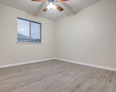 7705 Pebble Creek Dr - Photo Thumbnail 14