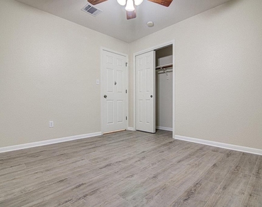 7705 Pebble Creek Dr - Photo Thumbnail 15