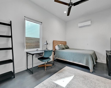 2812 E 4th St - Photo Thumbnail 13