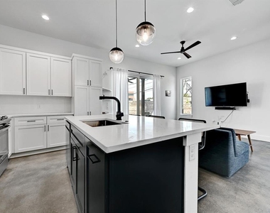 2812 E 4th St - Photo Thumbnail 10
