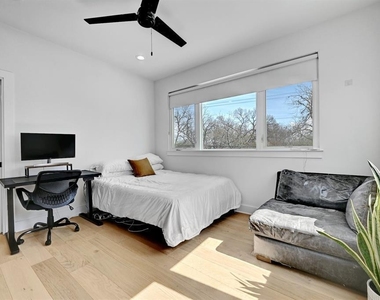 2812 E 4th St - Photo Thumbnail 16