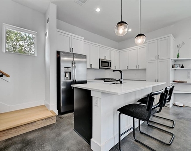 2812 E 4th St - Photo Thumbnail 9