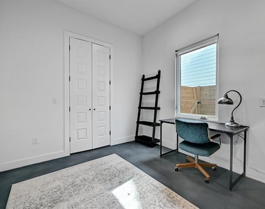 2812 E 4th St - Photo Thumbnail 14