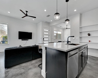 2812 E 4th St - Photo Thumbnail 11