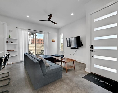 2812 E 4th St - Photo Thumbnail 5