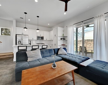 2812 E 4th St - Photo Thumbnail 4