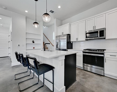 2812 E 4th St - Photo Thumbnail 12