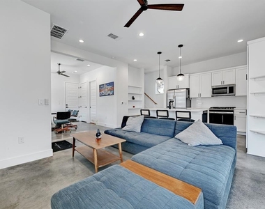 2812 E 4th St - Photo Thumbnail 3