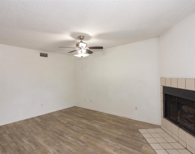 1607 Onion Creek Village Dr - Photo Thumbnail 3