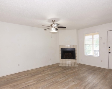 1607 Onion Creek Village Dr - Photo Thumbnail 2