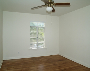 3206 Tom Green St - Photo Thumbnail 4