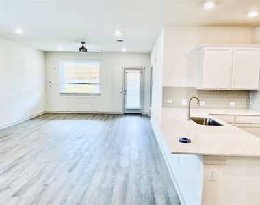 2413 Sisterdale Ln - Photo Thumbnail 16