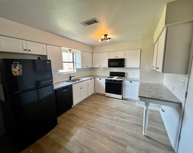 2212 Rifle Bend Dr - Photo Thumbnail 6