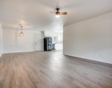 2212 Rifle Bend Dr - Photo Thumbnail 2