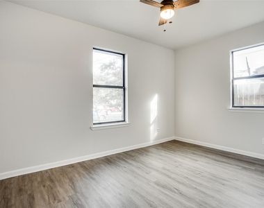 2212 Rifle Bend Dr - Photo Thumbnail 5