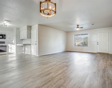 2212 Rifle Bend Dr - Photo Thumbnail 3